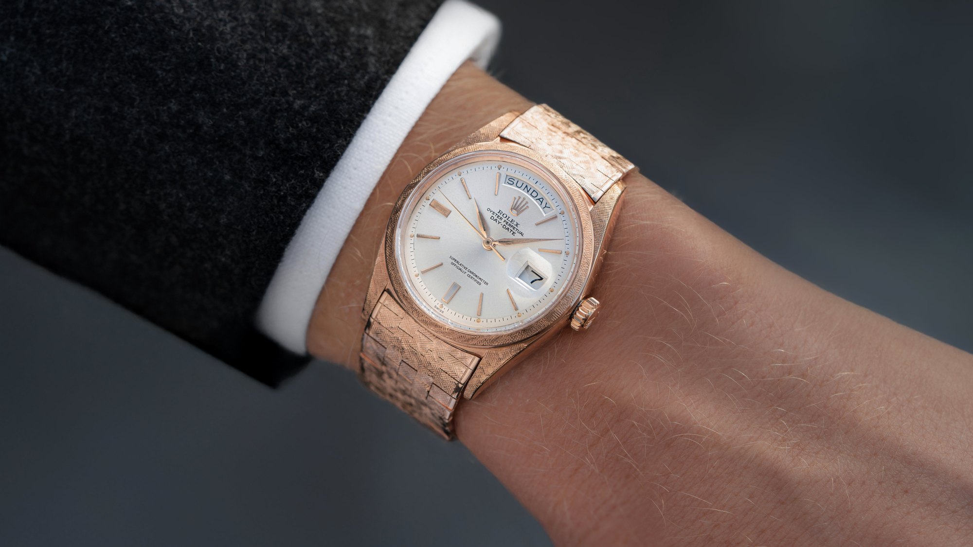 تصویر منبع؛ ساعت مچی Rolex Day-Date رفرنس 1806 با طلای صورتی و پرداخت فلورانسی