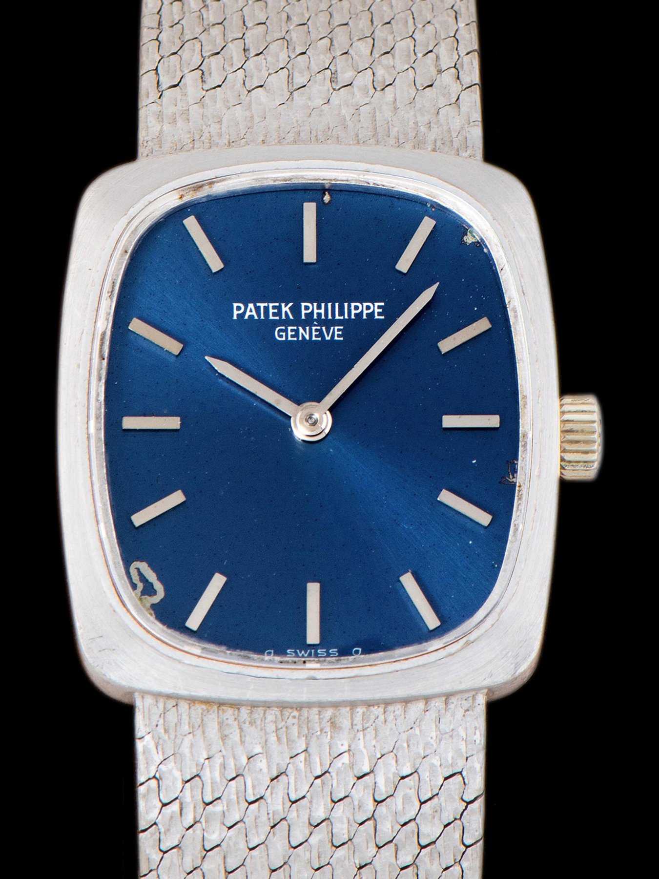 تصویر منبع؛ ساعت مچی زنانه Patek Philippe Ellipse دهه ۱۹۷۰، طلای سفید ۱۸ عیار، رفرنس 4217/1 با صفحه آبی «Sigma»