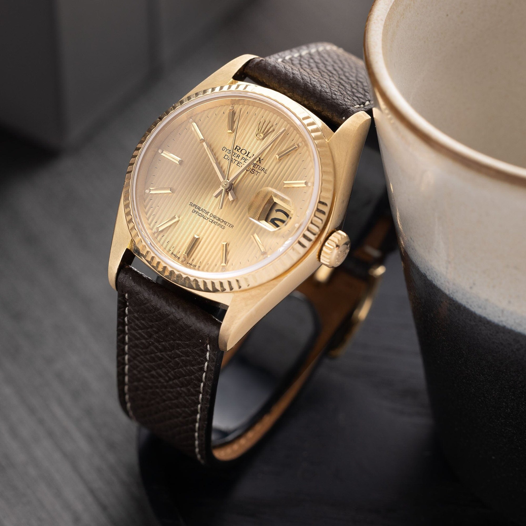 تصویر منبع؛ ساعت مچی Rolex Datejust رفرنس 16018 با قاب طلای زرد و صفحه تپستری شامپاینی