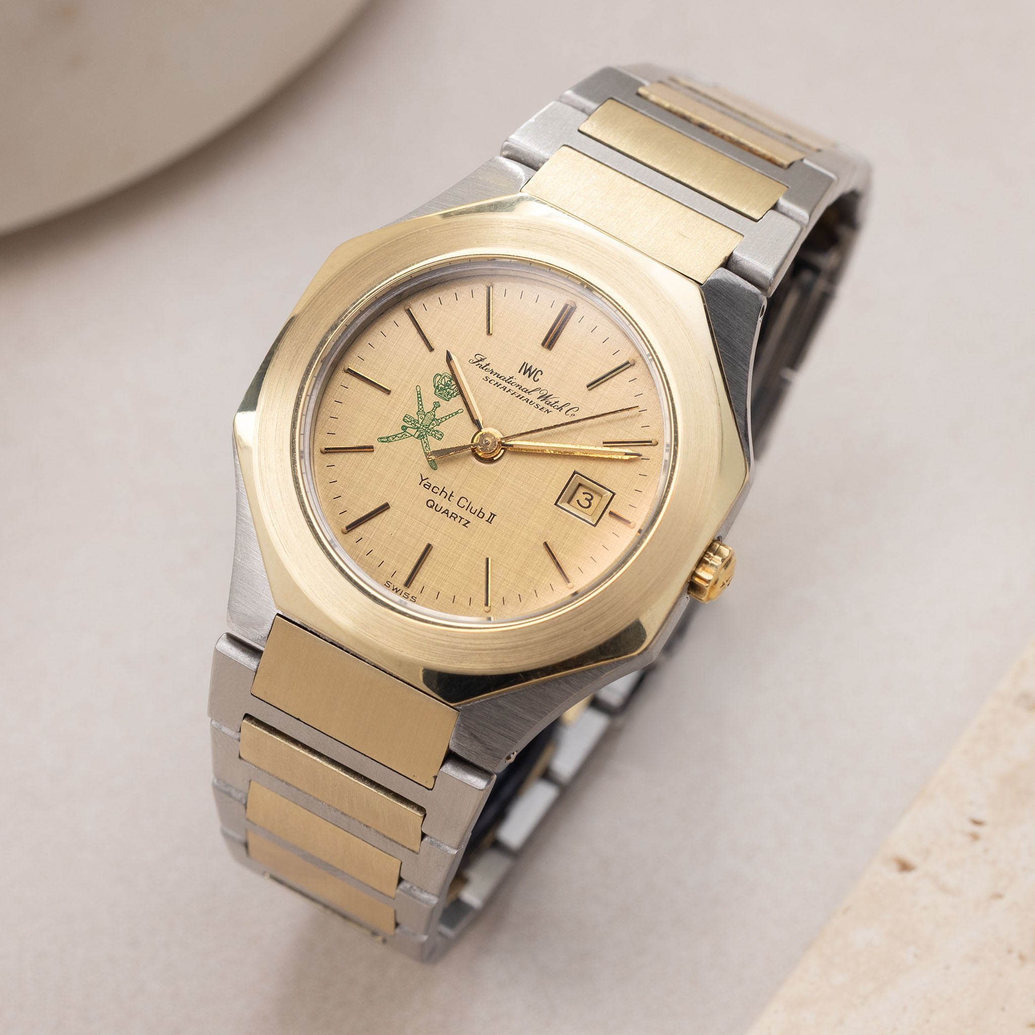 ساعت مچی IWC مدل Yacht Club II رفرنس 4512 با نشان خنجر عمان، اواخر دهه ۱۹۷۰
