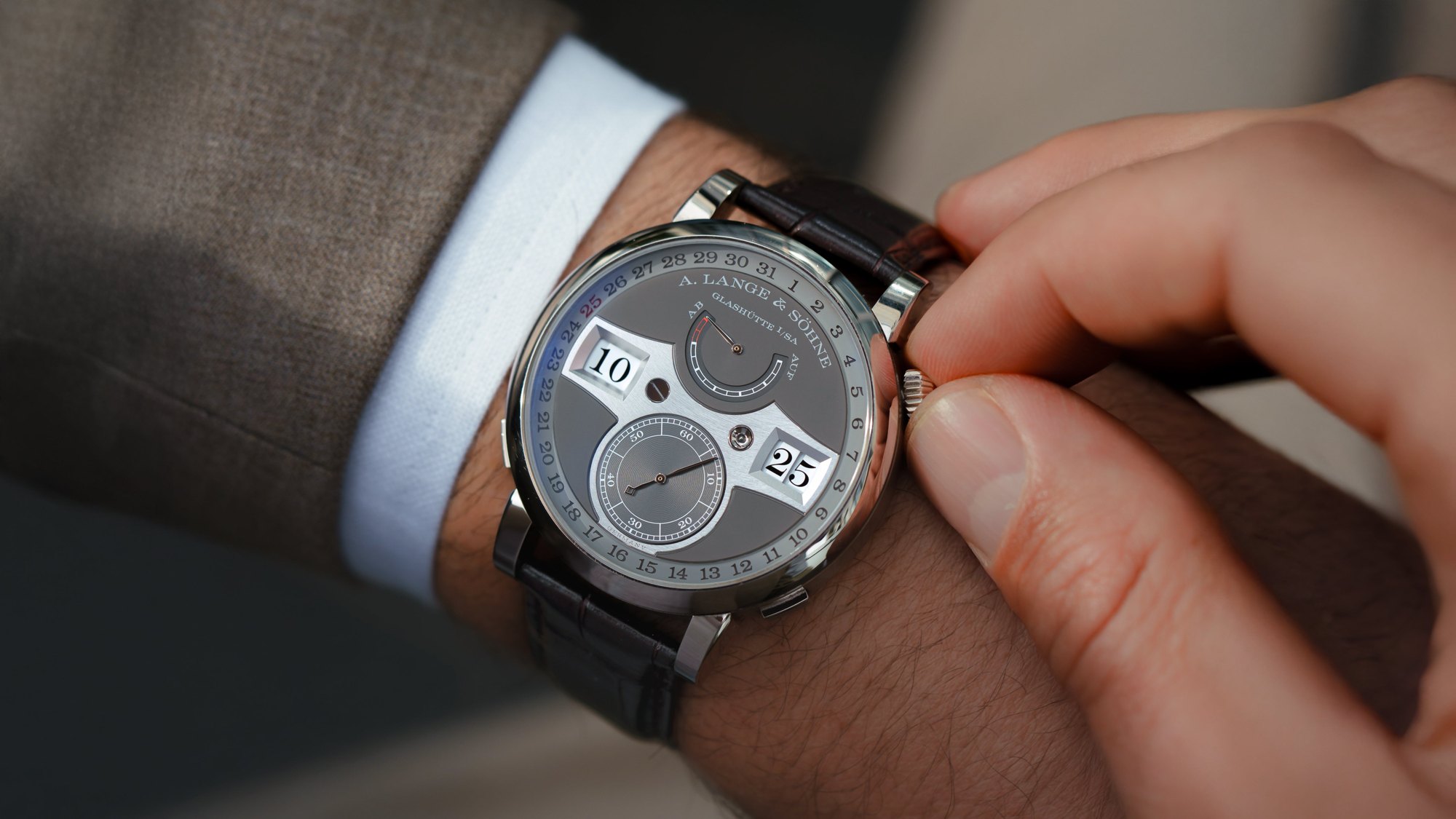 تصویر منبع؛ ساعت مچی A. Lange & Söhne مدل Zeitwerk Date رفرنس 148.038