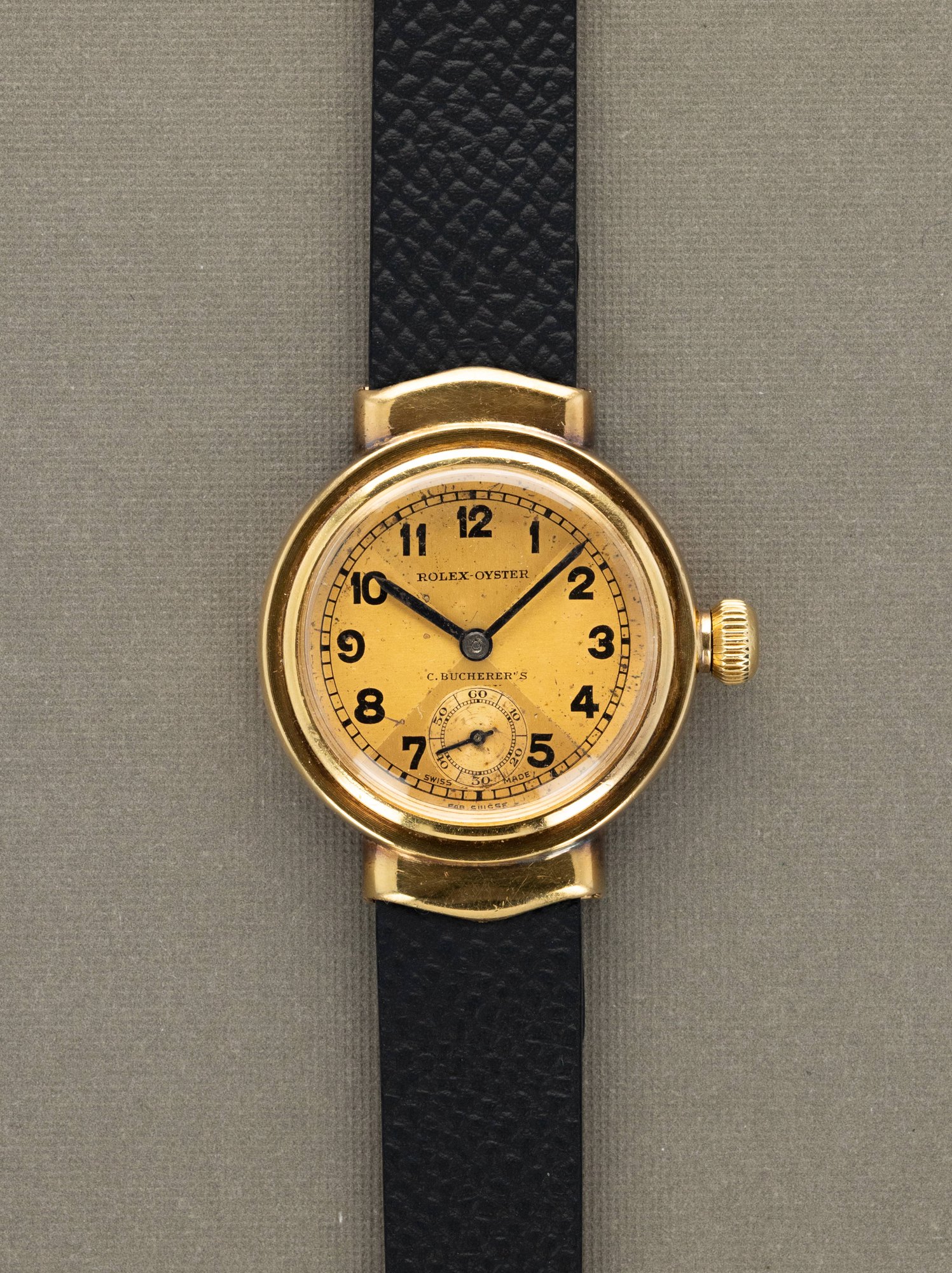 تصویر منبع؛ ساعت مچی رولکس Rolex Oyster با قاب طلای زرد و امضای C. Bucherer حدود ۱۹۳۴