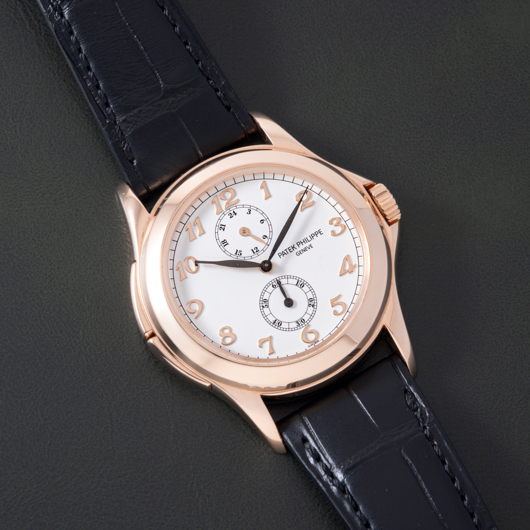 تصویر منبع؛ ساعت مچی طلای رز Patek Philippe Calatrava Travel Time رفرنس 5134R