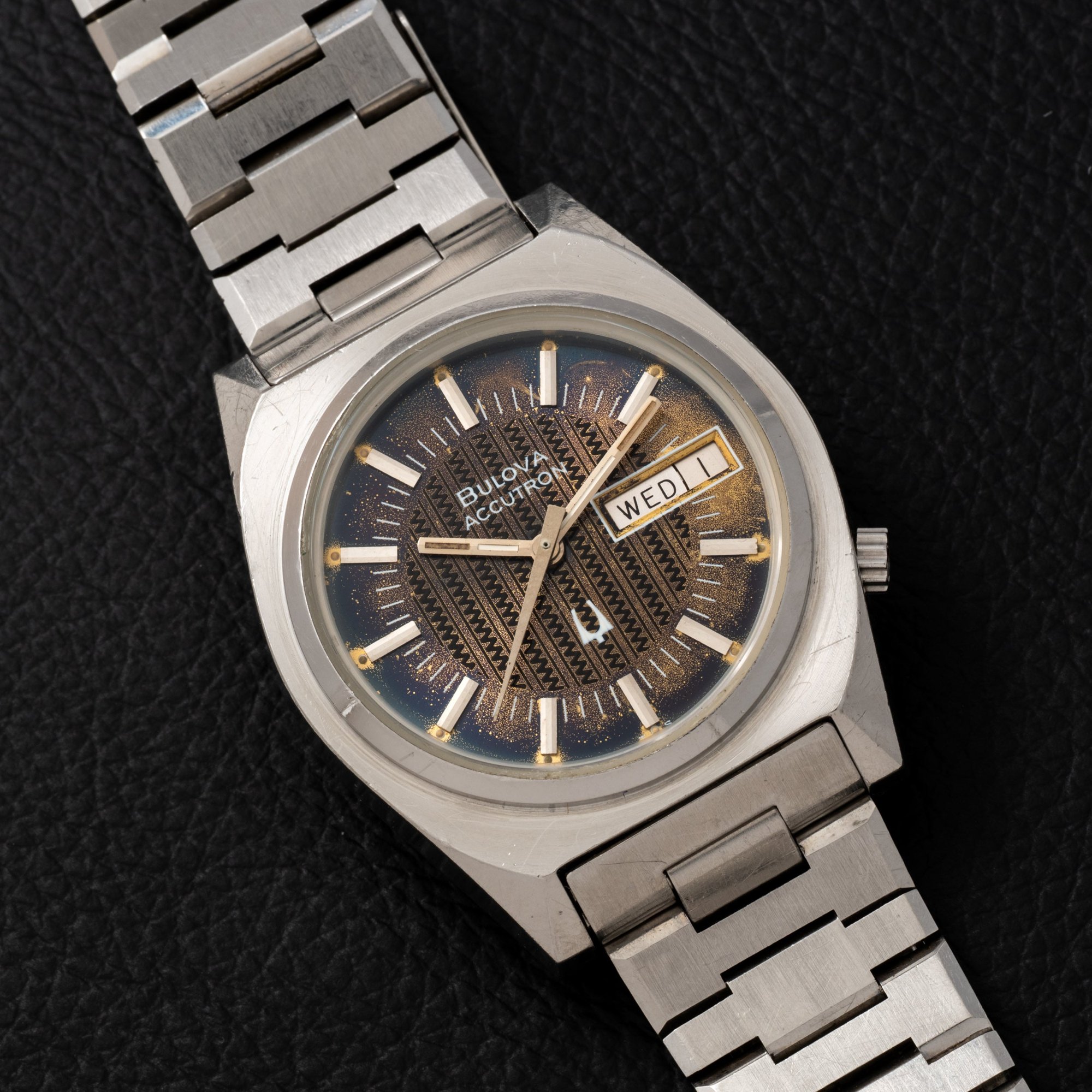 تصویر منبع؛ ساعت مچی Bulova Accutron 'Electric Brown' Day-Date مدل ۱۹۷۶