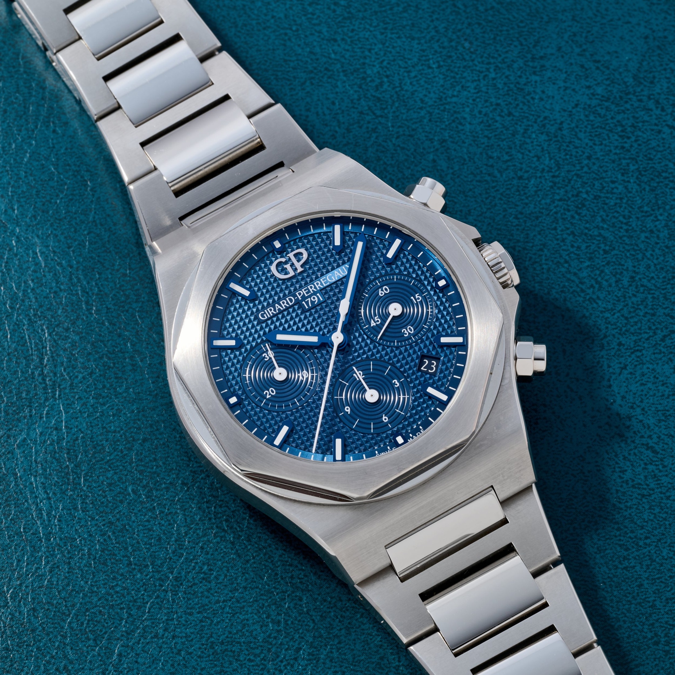 تصویر منبع؛ ساعت مچی Girard-Perregaux Laureato Chronograph رفرنس 81020-11-431-11A