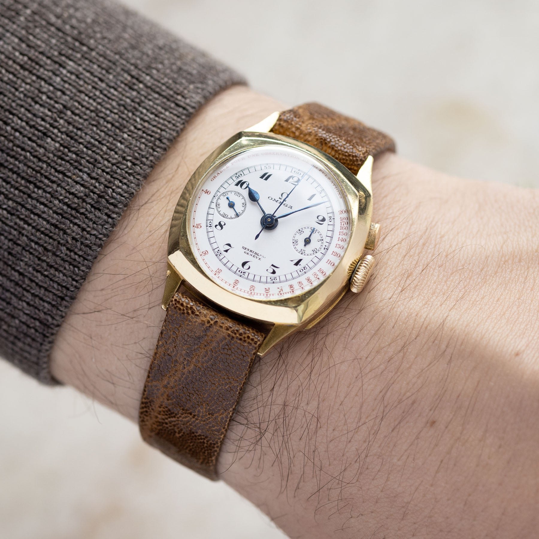 تصویر منبع؛ ساعت مچی امگا Omega Chronograph CK808 طلای زرد با صفحه نبضسنج