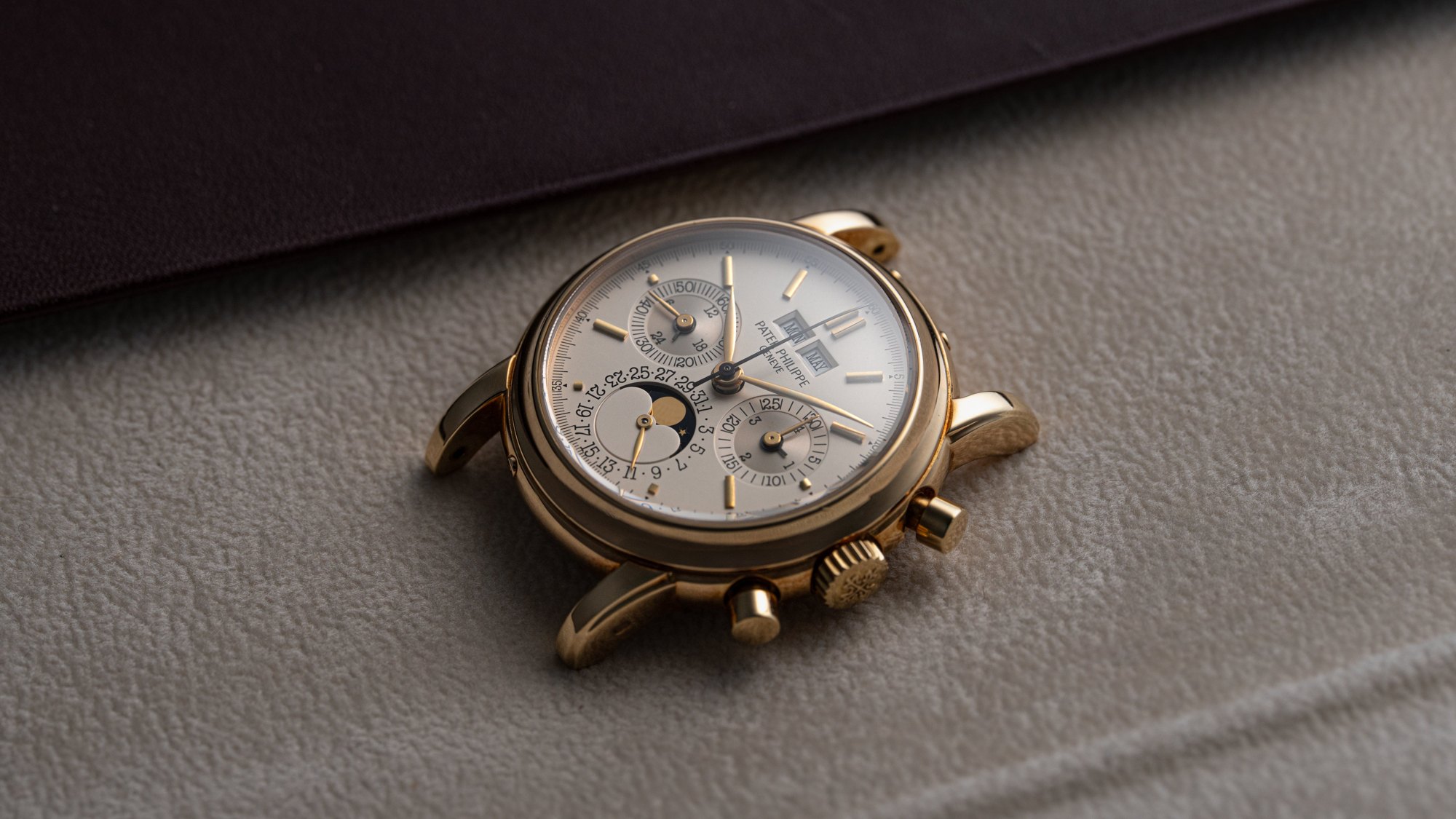 تصویر منبع؛ ساعت مچی کرنوگراف و تقویم دائمی Patek Philippe مدل 3970EJ سری دوم طلا زرد