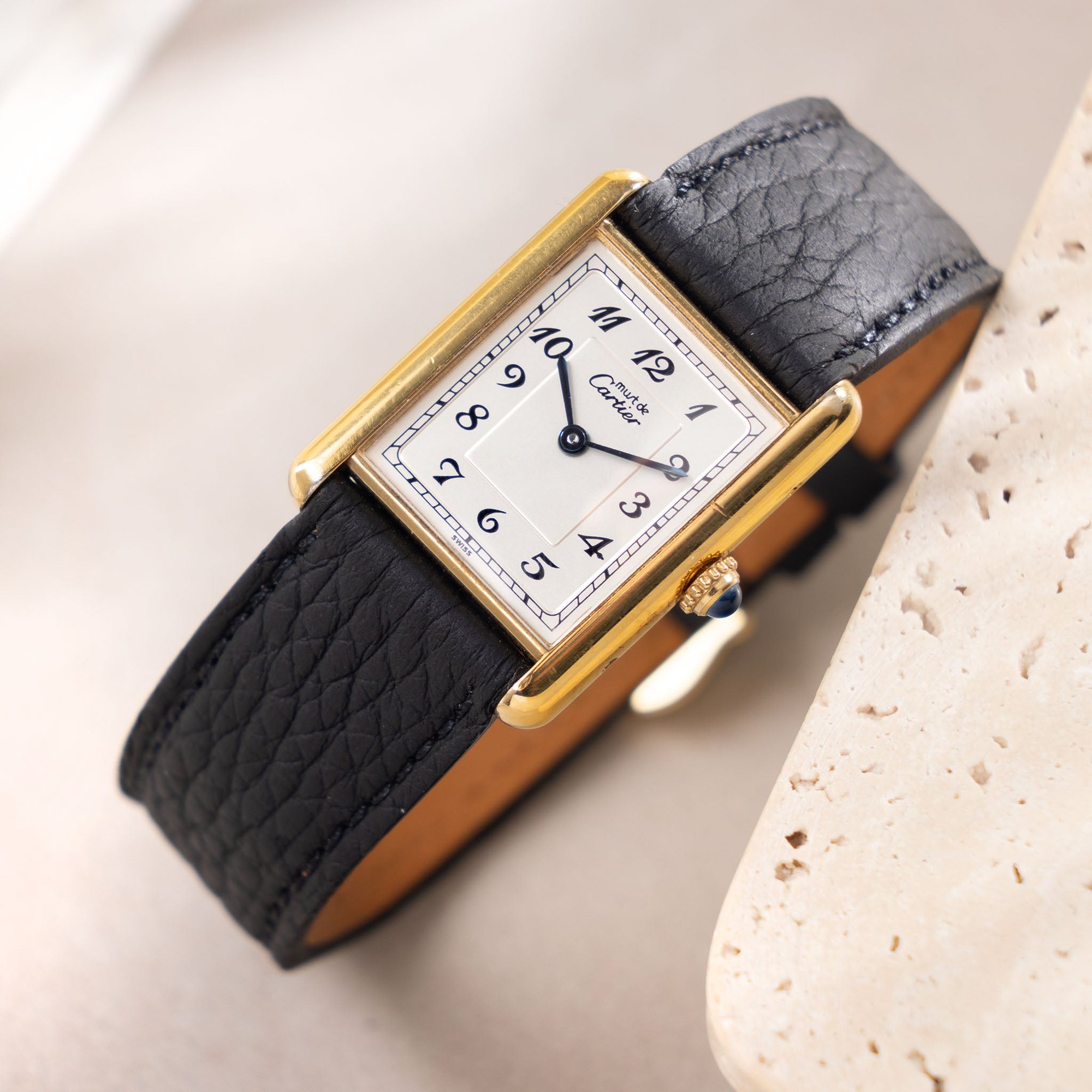 تصویر منبع؛ ساعت مچی Cartier Tank Must de Cartier رفرنس 59005 با صفحه نقرهای و ارقام برگه