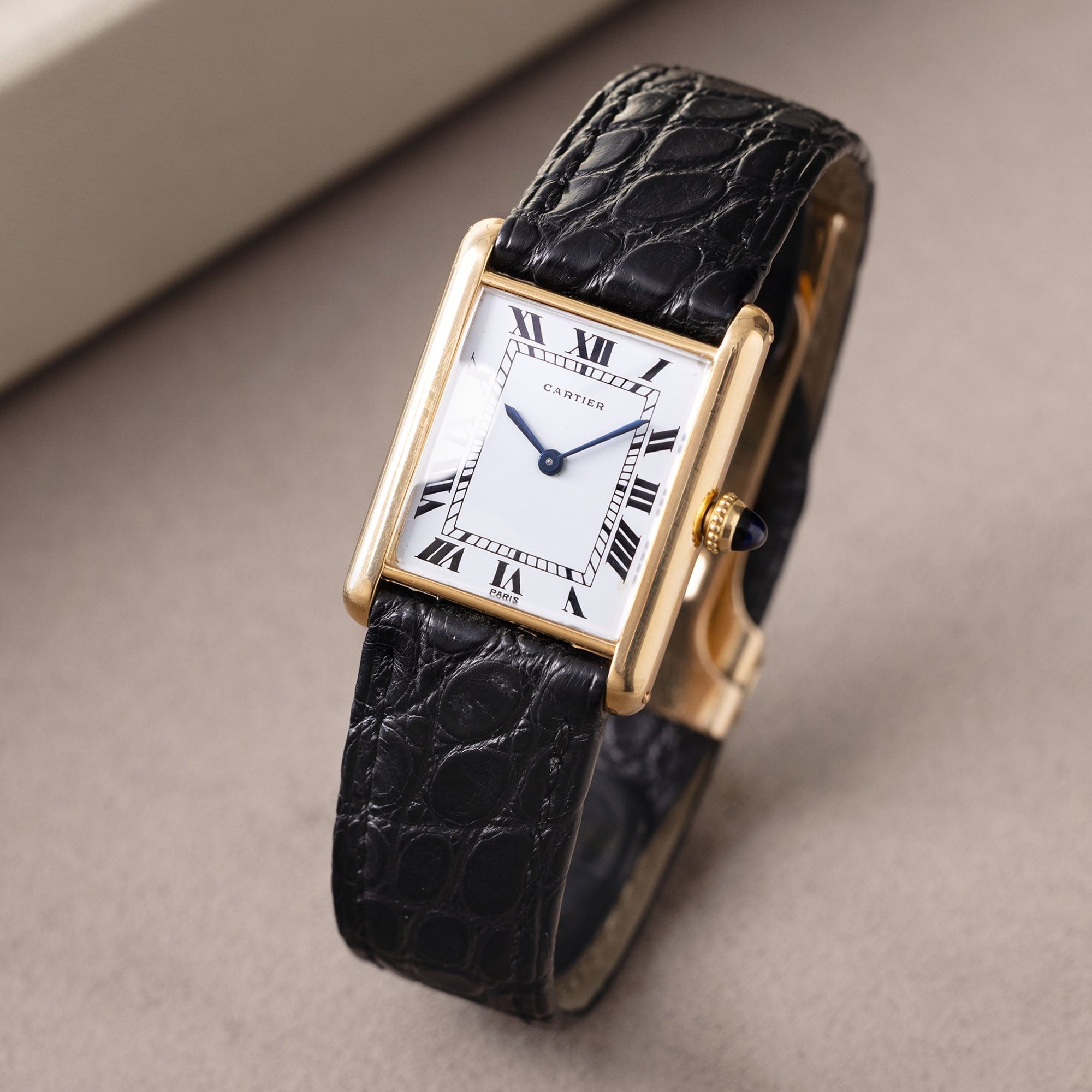 تصویر منبع؛ ساعت مچی Cartier Tank Louis با موتور Jaeger-LeCoultre و طلای ۱۸ عیار