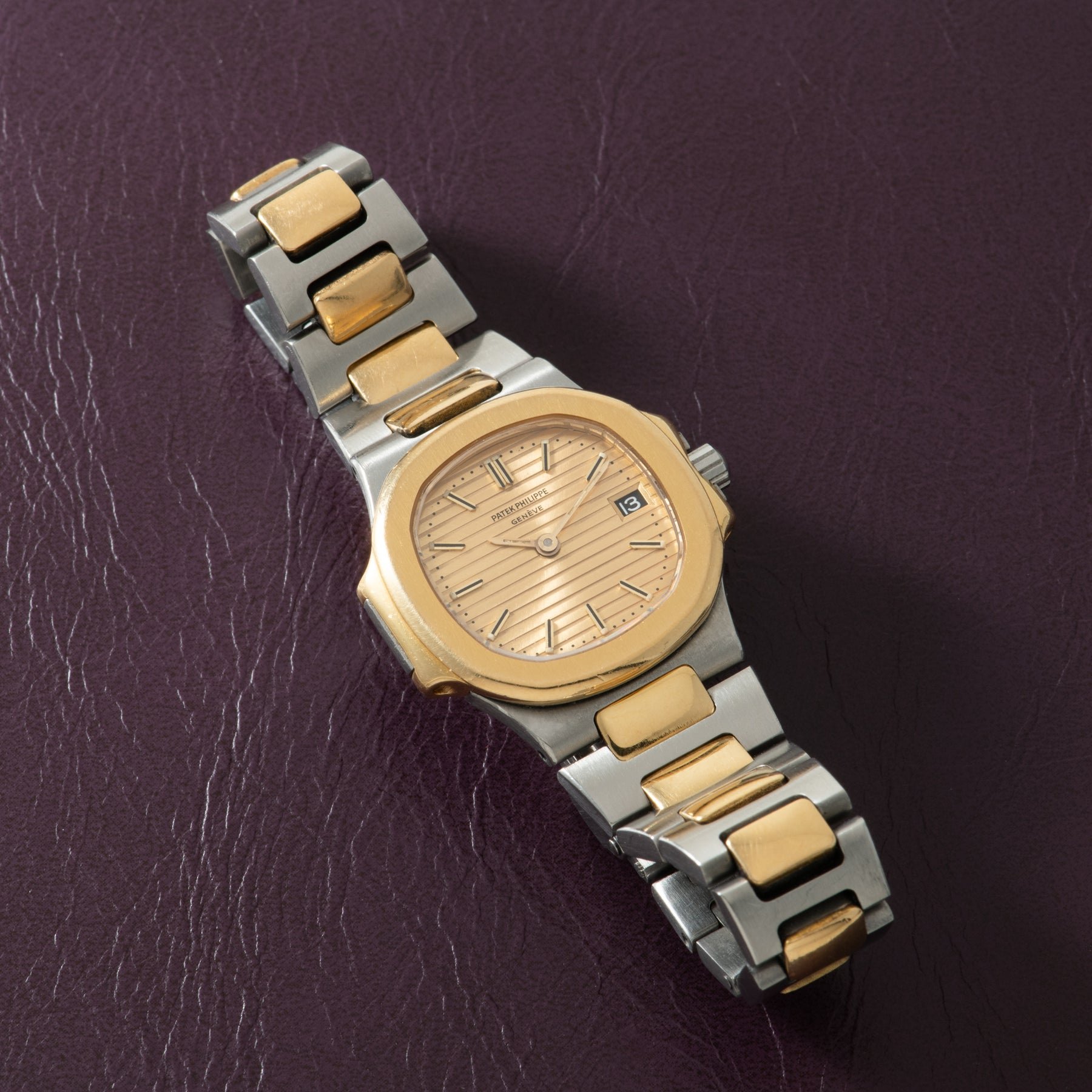 تصویر منبع؛ ساعت مچی زنانهٔ دورنگ Patek Philippe Nautilus رفرنس 4700/001