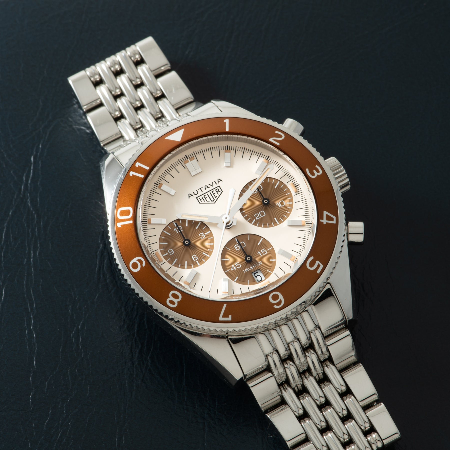 تصویر منبع؛ ساعت مچی کرنوگراف TAG Heuer Autavia نسخهٔ امارات متحدهٔ عربی