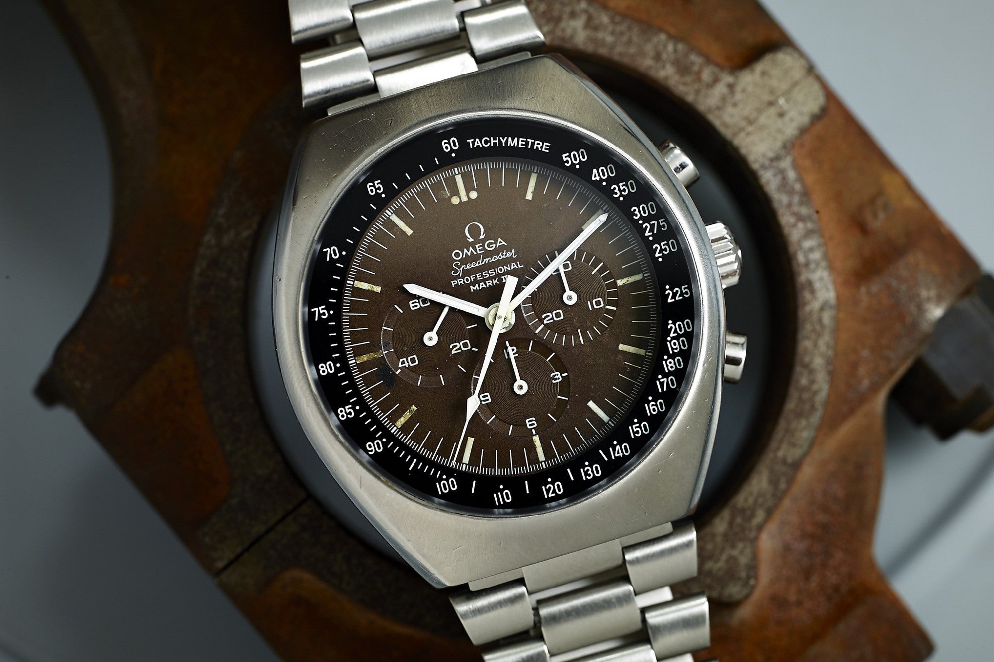تصویر منبع؛ ساعت مچی کرنوگراف Omega Speedmaster Mark II با صفحه Tropical
