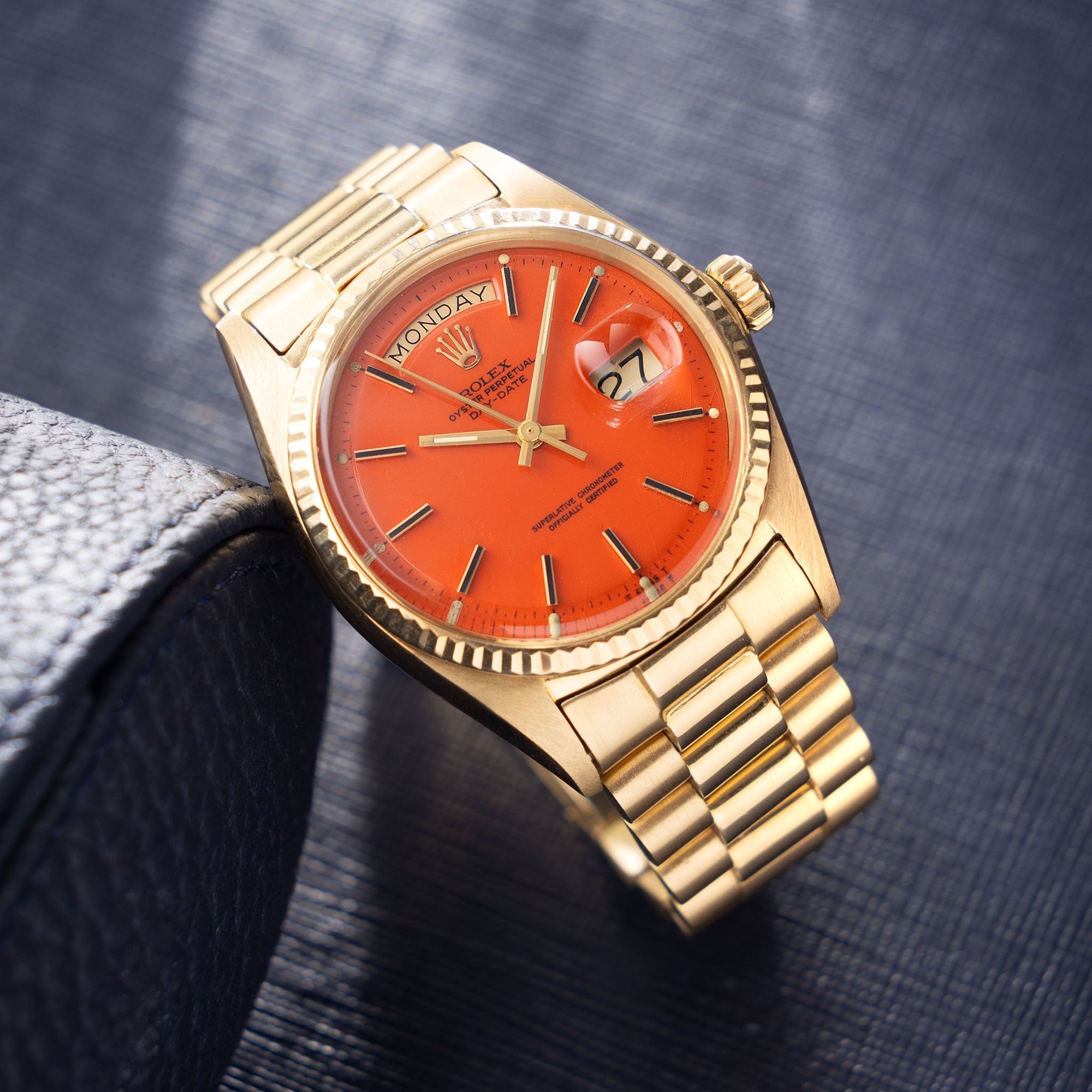 تصویر منبع؛ ساعت مچی Rolex Day-Date 1803 با صفحه نارنجی Stella و طلای ۱۸ عیار