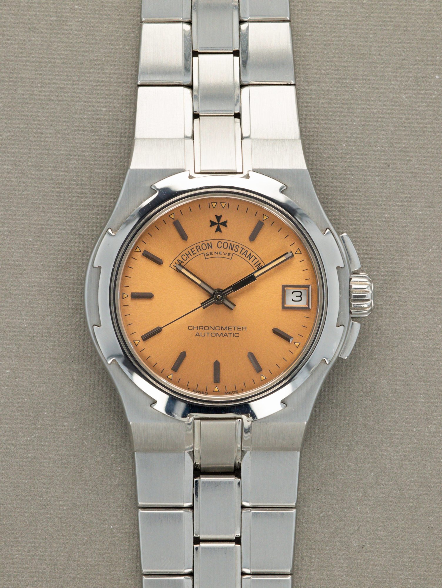 تصویر منبع؛ ساعت مچی Vacheron Constantin Overseas رفرنس 42050 با صفحه سالمون