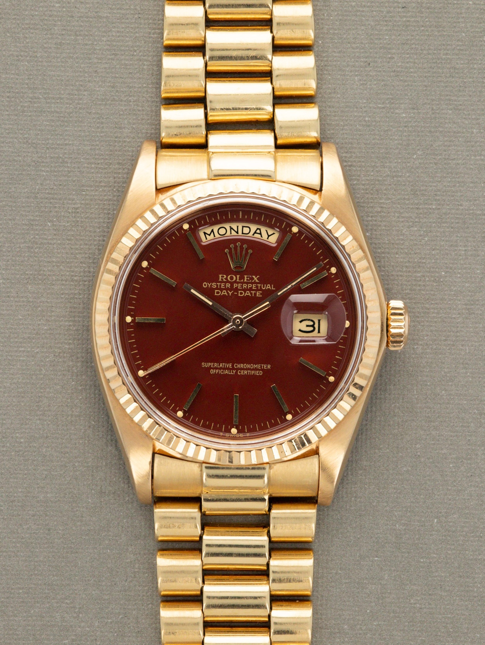 تصویر منبع؛ ساعت مچی Rolex Day-Date رفرنس 1803 با صفحه 'Stella' به رنگ Oxblood