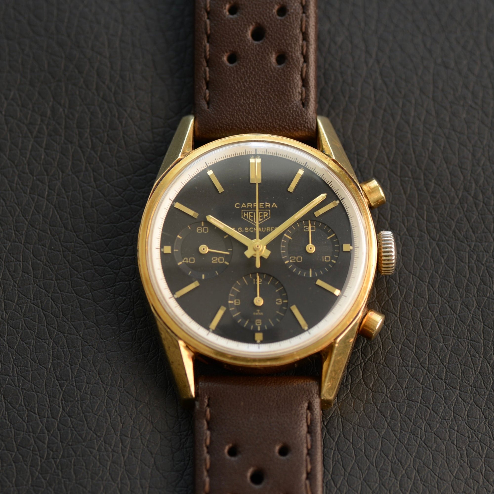 تصویر منبع؛ ساعت مچی کرنوگراف Heuer Carrera 2448N از طلای ۱۸ عیار