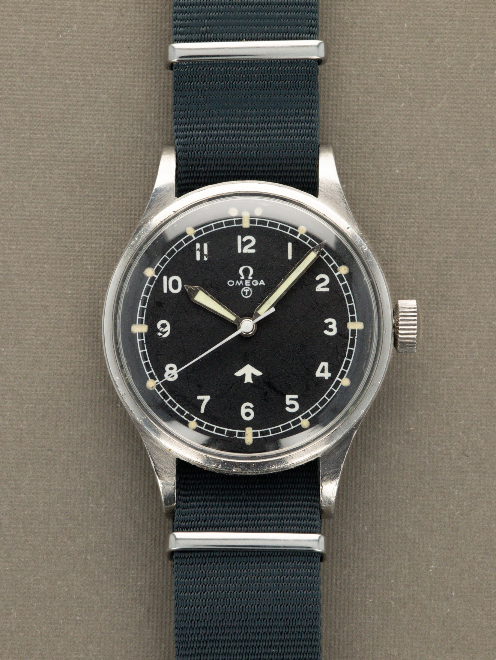 تصویر منبع؛ Omega 6B/542 Ref. 2777-1 - صفحه مشکی مات 'Fat Arrow' صادر شده برای RAF - پرداختنشده