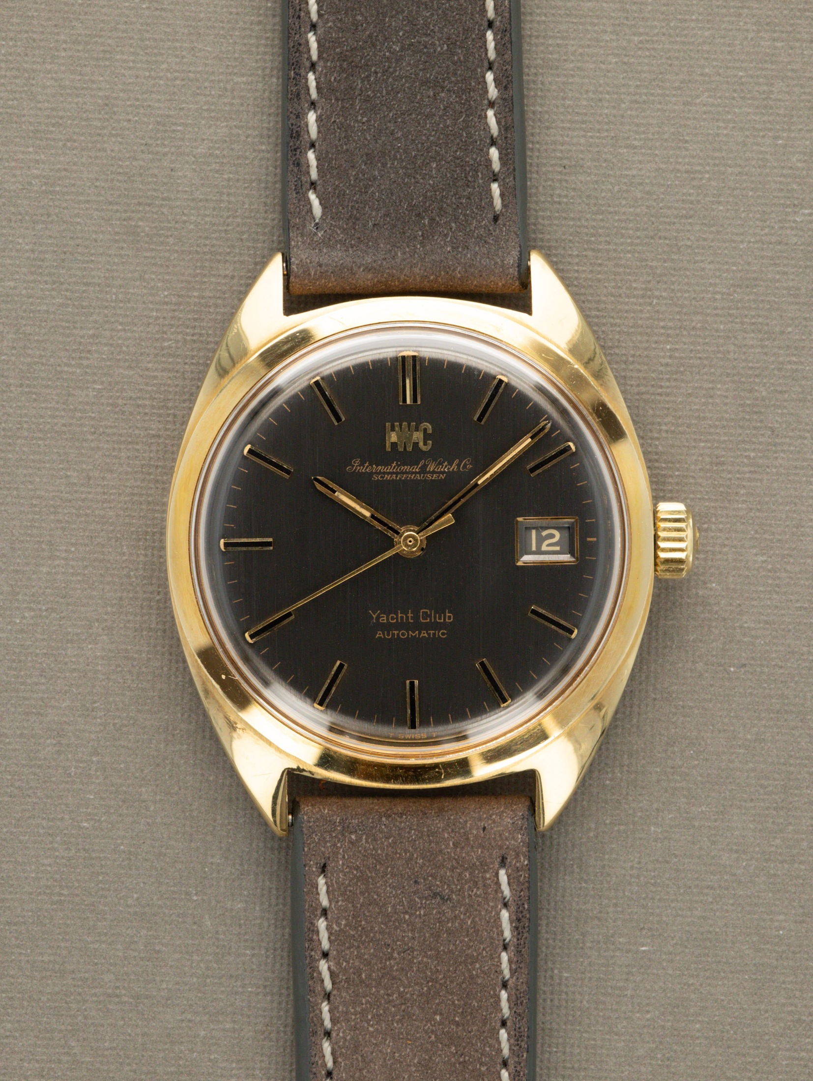 تصویر منبع؛ IWC Yacht Club 18K Ref. 811A با صفحه خاکستری «Brushed»