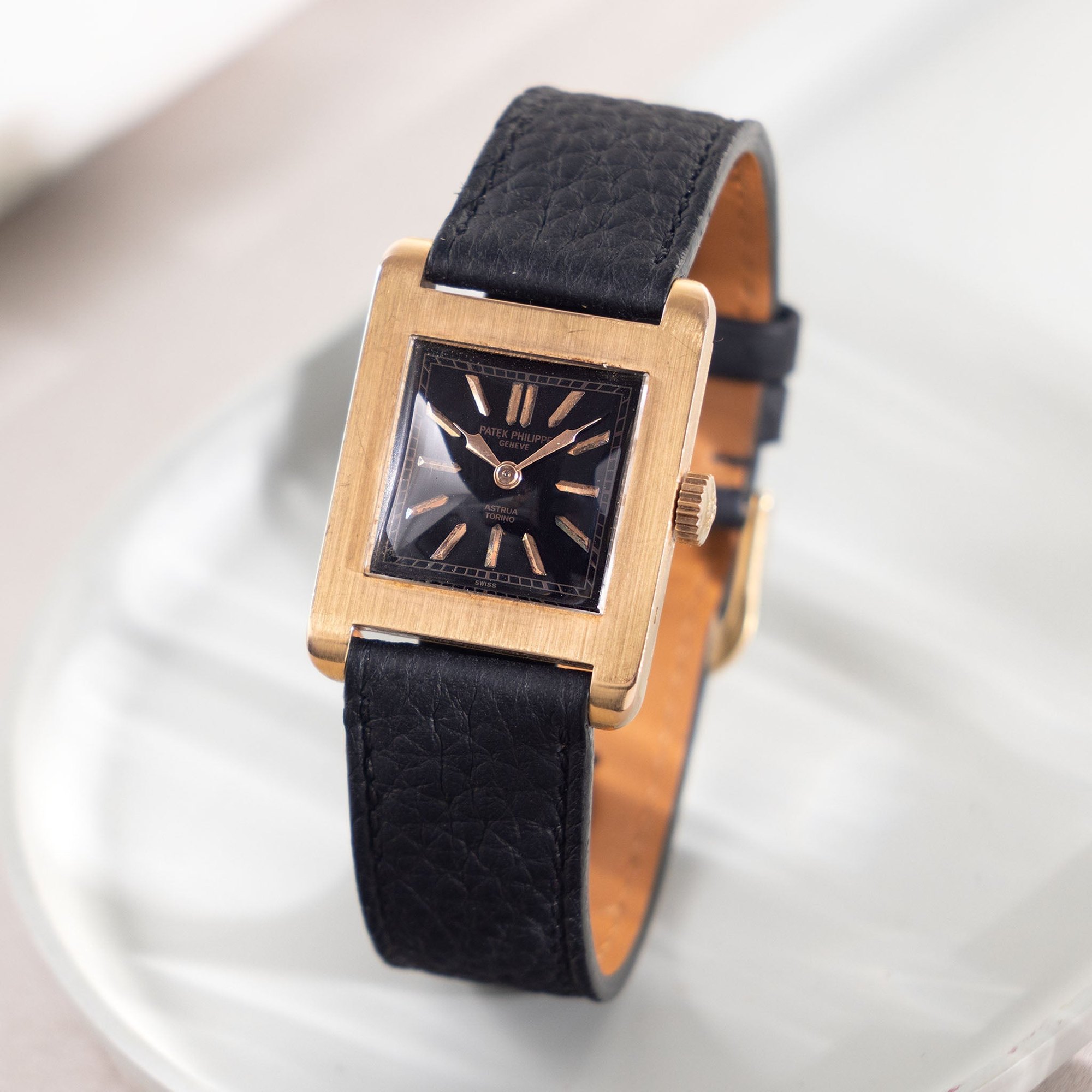 تصویر منبع؛ ساعت مچی Patek Philippe رفرنس 439 با امضای دوگانه Astrua Torino و طلای رزگلد ۱۸ عیار