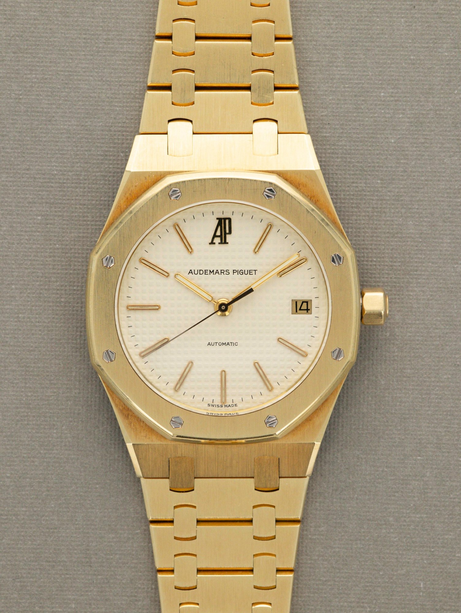 تصویر منبع؛ ساعت مچی طلای Audemars Piguet Royal Oak رفرنس 14700BA با مدارک