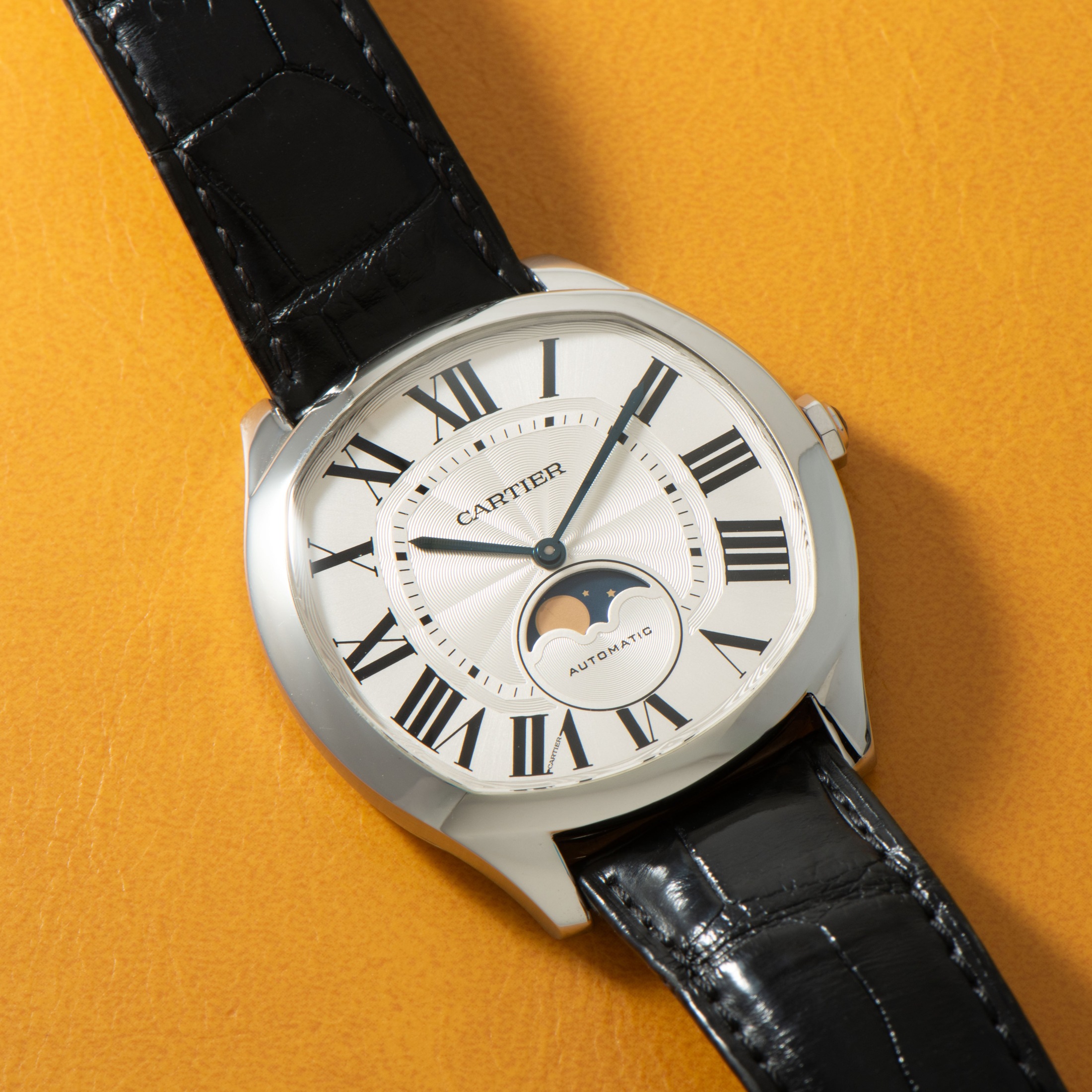 تصویر منبع؛ ساعت مچی Cartier Drive de Cartier Moonphase