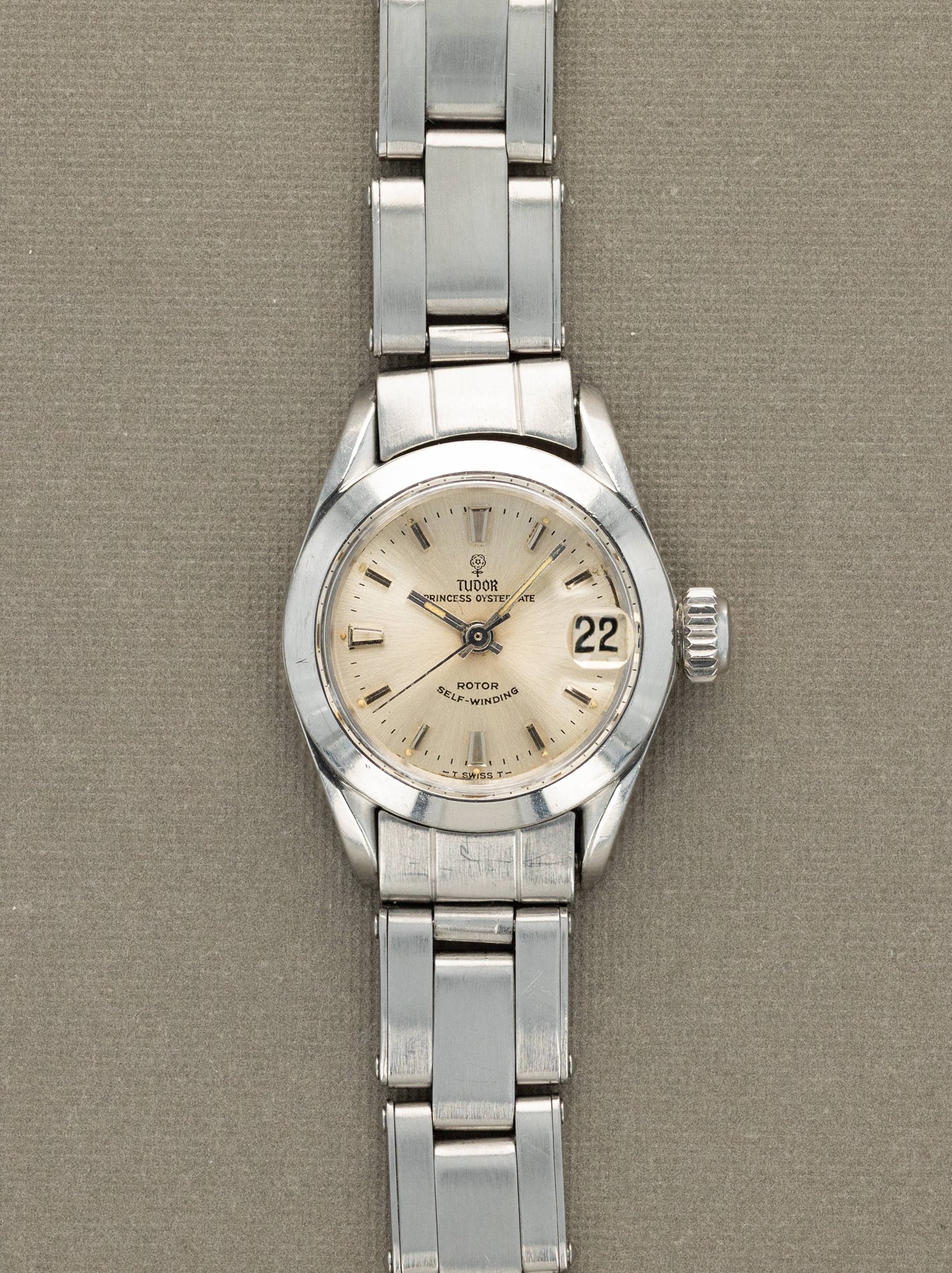 تصویر منبع؛ ساعت مچی زنانه Tudor Princess Oysterdate مدل 7581 با صفحه نقرهای رز