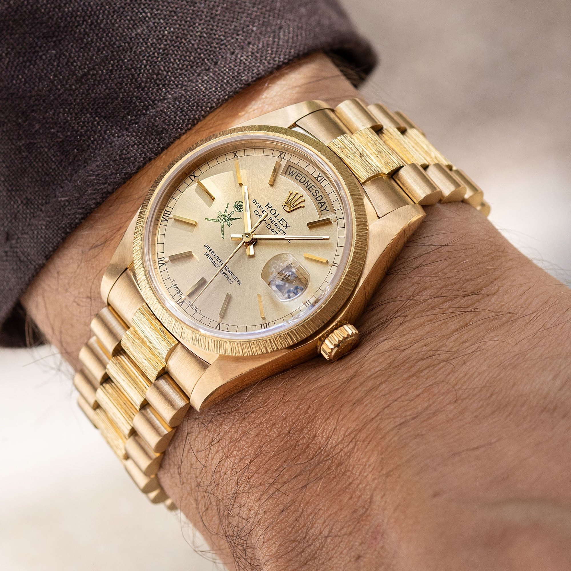 تصویر منبع؛ ساعت مچی رولکس Rolex Day-Date رفرنس 18078 با نشان خنجر عمان و پرداخت بارک