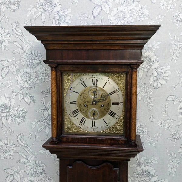 ساعت ایستاده Longcase با قاب بلوط و صفحه برنجی، اواخر قرن هجدهم