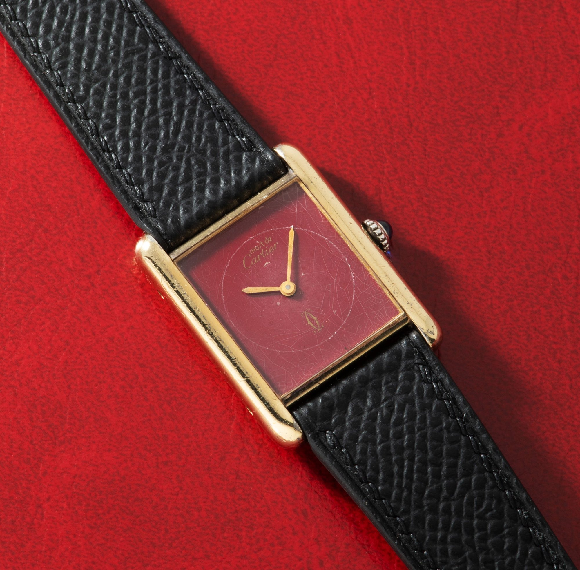 تصویر منبع؛ ساعت مچی Cartier مدل Must De Cartier Tank با صفحه لاکی زرشکی
