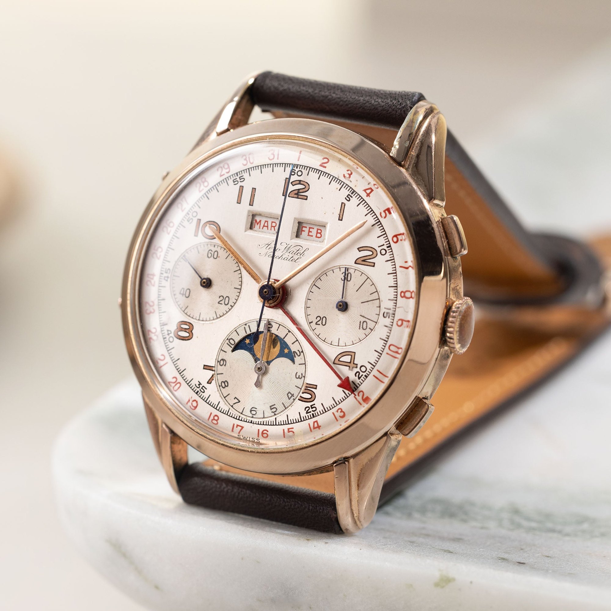 تصویر منبع؛ ساعت مچی کرنوگراف تقویم سهگانه Aero Watch Dato-Compax از طلای صورتی ۱۴ عیار