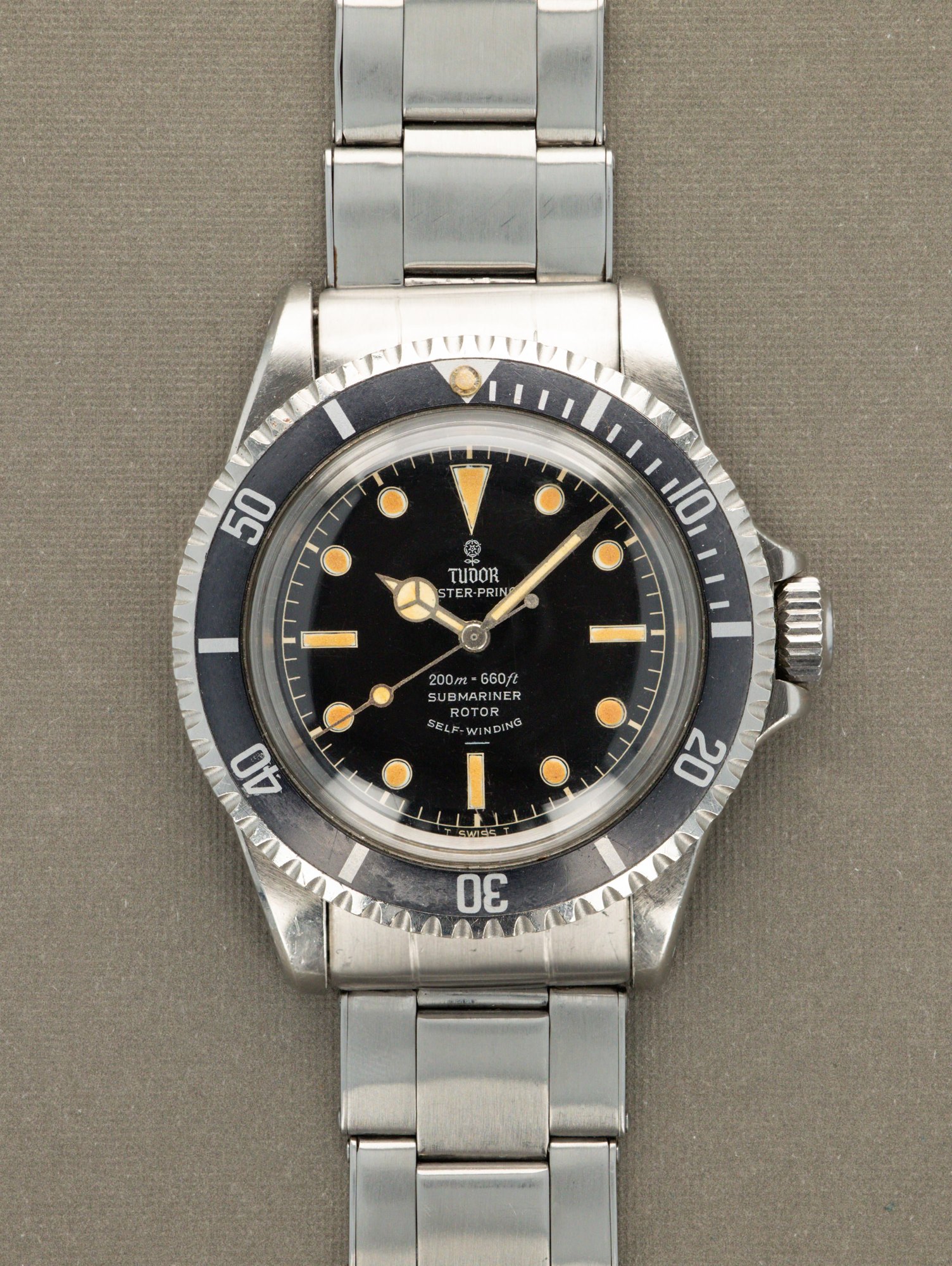 تصویر منبع؛ ساعت مچی غواصی Tudor Submariner رفرنس 7928 با صفحه Underline Gilt