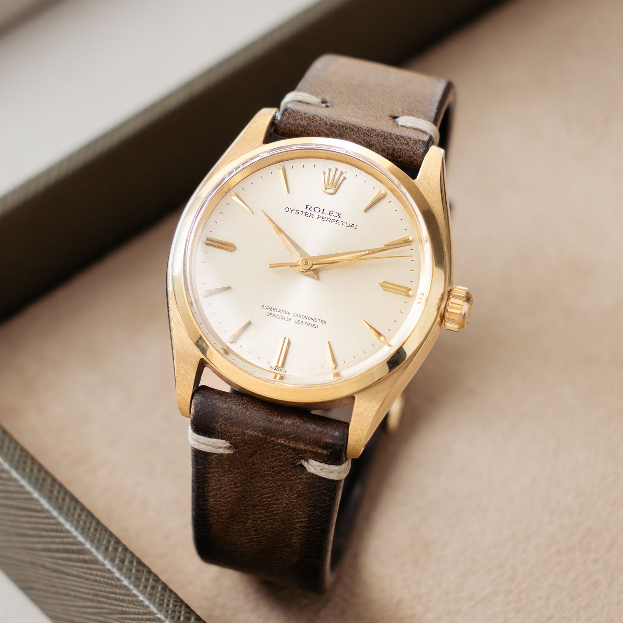 تصویر منبع؛ ساعت رولکس Rolex Oyster Perpetual رفرنس 1002 با قاب طلای زرد ۱۸ عیار و حکاکی کوکاکولا