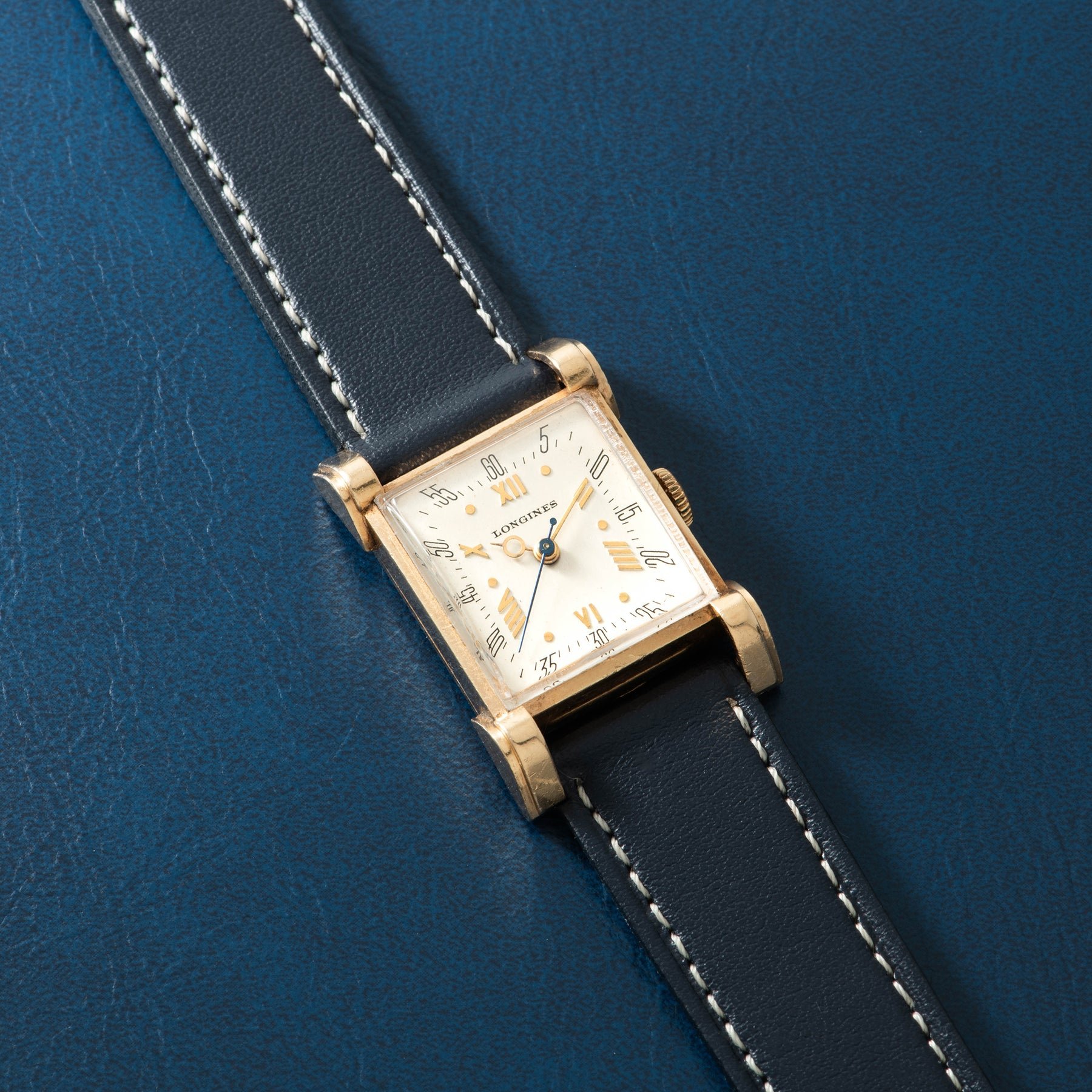 تصویر منبع؛ ساعت مچی Longines Tank با اتصالهای پوشیده بند، طلای زرد ۱۴ عیار