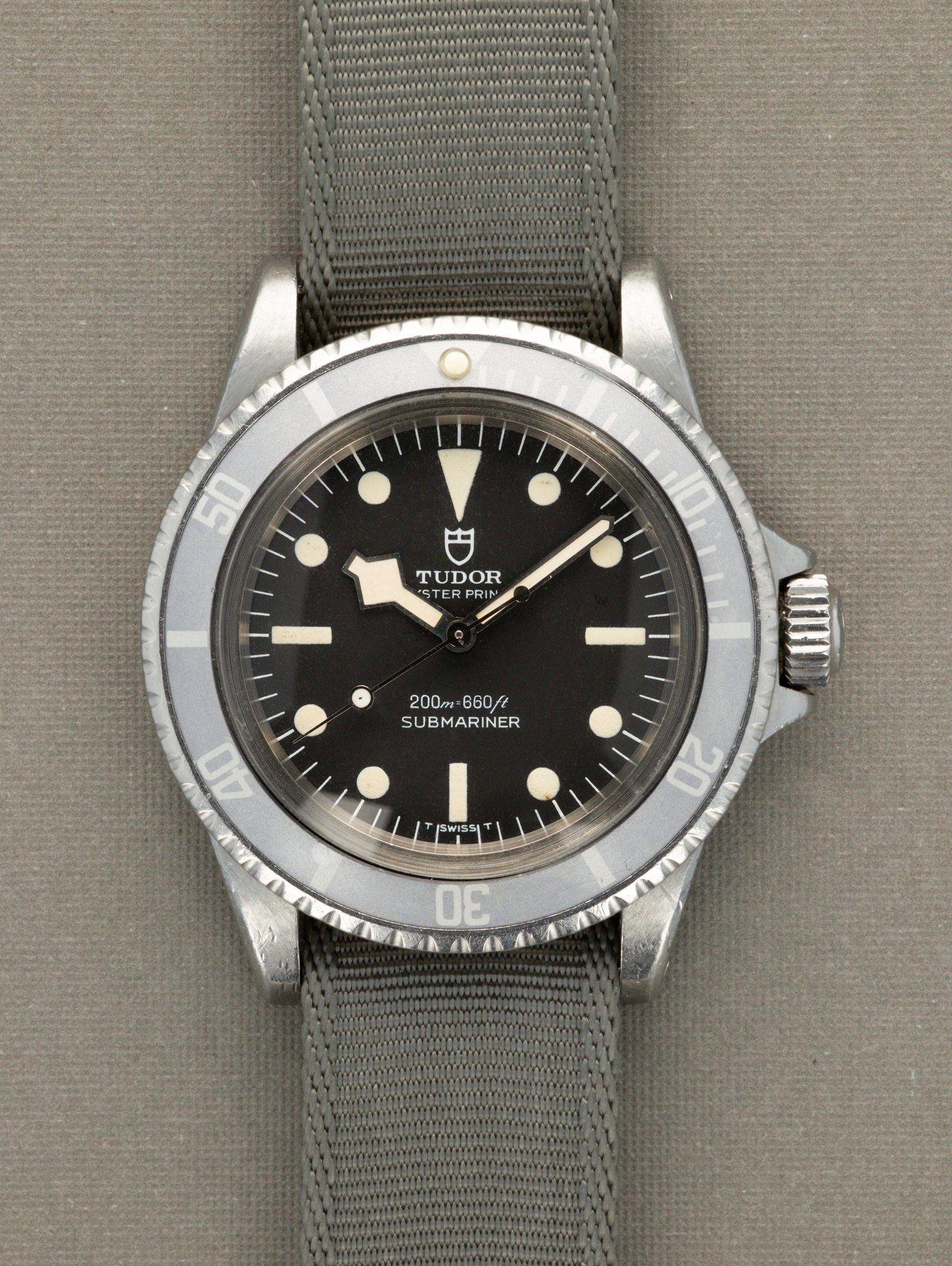 تصویر منبع؛ ساعت مچی Tudor Submariner Snowflake Hybrid رفرنس 9401/0 ارتش کانادا ۱۹۷۷